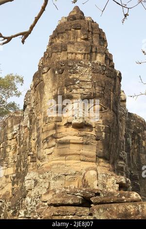 Details der Vorderseite des 23 m hohen Turms am Angkor Thom South Gate, Siem Reap, Kambodscha. Die Gesichter können den König als Hüter des Imperium darstellen Stockfoto