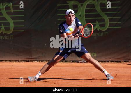 Mailand, Italien. 25.. Juni 2022. Italien, Mailand, 25 2022. juni: Francesco Passaro während des Tennisspiels FRANCESCO PASSARO (ITA) gegen FABIAN MAROZSAN (RUS) Halbfinale ATP Challenger Mailand im Aspria Harbour Club (Foto: Fabrizio Andrea Bertani/Pacific Press) Quelle: Pacific Press Media Production Corp./Alamy Live News Stockfoto