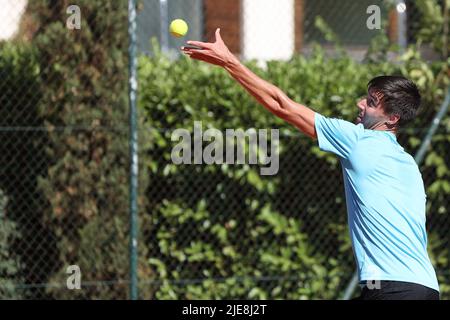 Mailand, Italien. 25.. Juni 2022. Italien, Mailand, 25 2022. juni: Fabian Morozsan während des Tennisspiels FRANCESCO PASSARO (ITA) gegen FABIAN MAROZSAN (RUS) Halbfinale ATP Challenger Mailand im Aspria Harbor Club (Foto von Fabrizio Andrea Bertani/Pacific Press) Quelle: Pacific Press Media Production Corp./Alamy Live News Stockfoto