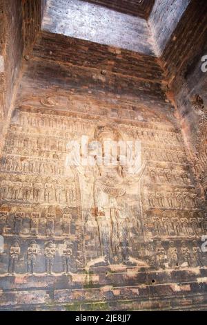 Das Flachrelief an der Innenwand des zentalen Turms in den Prasat Kravan Tempelruinen, Angkor, Siem Reap, kambodscha. Acht bewaffnete Vishnu umgeben von t Stockfoto