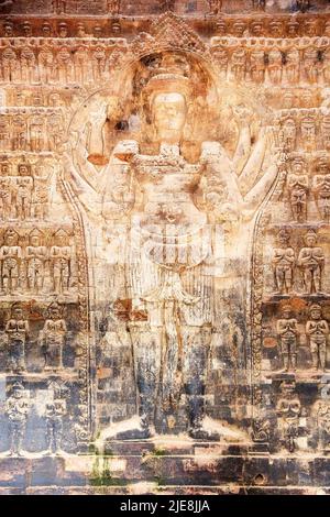 Das Flachrelief an der Innenwand des zentalen Turms in den Prasat Kravan Tempelruinen, Angkor, Siem Reap, kambodscha. Acht bewaffnete Vishnu umgeben von t Stockfoto