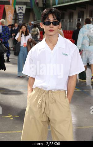 Paris, Frankreich. 26.. Juni 2022. Gast der Kenzo Front Row Menswear Spring Summer 2023 Show im Rahmen der Paris Fashion Week am 26. Juni 2022 in Paris, Frankreich. Foto von Jerome Domine/ABACAPRESS.COM Quelle: Abaca Press/Alamy Live News Stockfoto