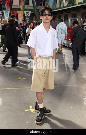 Paris, Frankreich. 26.. Juni 2022. Gast der Kenzo Front Row Menswear Spring Summer 2023 Show im Rahmen der Paris Fashion Week am 26. Juni 2022 in Paris, Frankreich. Foto von Jerome Domine/ABACAPRESS.COM Quelle: Abaca Press/Alamy Live News Stockfoto