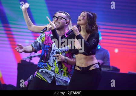 Lola Indigo, Rocco Hunt haben Elettra Lamborghini während der Aufnahme des Tim Summer Hits Musikevents unter der Leitung von Andrea Delogu und Stefano De Martino aufgenommen. Eine Reihe von Konzerten auf den italienischen Plätzen, die auf Rai2 ausgestrahlt wurden. Piazza del Popolo (Rom) Italien, 24. Juni 2022 Stockfoto