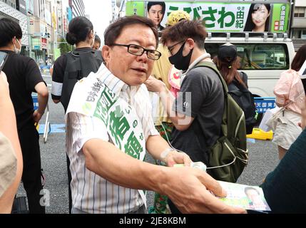 Tokio, Japan. 26.. Juni 2022. Die japanische Oppositionspartei, Kandidatin der Japan Innovation Party und ehemaliger Gouverneur von Tokio, Naoki Inose, verteilt am Sonntag, den 26. Juni 2022, in Tokio Flugblätter für die Kampagne zur Oberhauswahl am 10. Juli. Quelle: Yoshio Tsunoda/AFLO/Alamy Live News Stockfoto