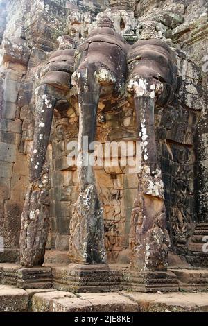 Details der Elefantenköpfe im 23 m hohen Turm am Angkor Thom South Gate, Siem Reap, Kambodscha. Die Gesichter können den König als Wächter des E darstellen Stockfoto