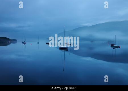 Segelboote auf Loch Leven bei Glencoe Stockfoto