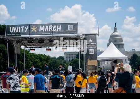 Washington, USA. 25.. Juni 2022. Demonstranten nehmen am "Einheitsmarsch" in Washington, DC, USA, am 25. Juni 2022 Teil. Asiatische Amerikaner aus den Vereinigten Staaten kamen am Samstag nach Washington, DC, um ein Ende des Rassenhasses und der Gewalt zu fordern, die während der COVID-19-Pandemie erheblich zugenommen hat. Quelle: Liu Jie/Xinhua/Alamy Live News Stockfoto