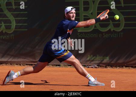 25. Juni 2022, Mailand, Italien: Italien, Mailand, 25 2022. juni: Francesco Passaro beim Tennisspiel FRANCESCO PASSARO (ITA) gegen FABIAN MAROZSAN (RUS) Semifinale des ATP Challenger Milan im Aspria Harbour Club (Bildnachweis: © Fabrizio Andrea Bertani/Pacific Press via ZUMA Press Wire) Stockfoto