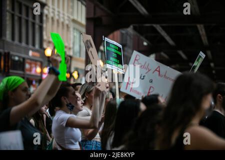 Chicago, USA. 25.. Juni 2022. Demonstranten marschieren am 25. Juni 2022 durch die Innenstadt von Chicago in den Vereinigten Staaten. Als der Oberste Gerichtshof der USA Roe v. Wade, eine bahnbrechende Entscheidung aus dem Jahr 1973, die ein verfassungsmäßiges Recht auf Abtreibung begründete, umkippte, überflutete eine Welle von Protesten und Empörung das Land. Kredit: Vincent D. Johnson/Xinhua/Alamy Live Nachrichten Stockfoto