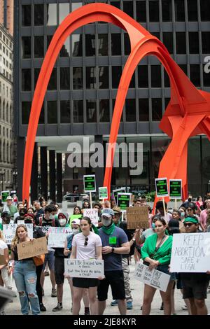 Chicago, USA. 25.. Juni 2022. Demonstranten versammeln sich auf dem Federal Plaza in Chicago, USA, 25. Juni 2022. Als der Oberste Gerichtshof der USA Roe v. Wade, eine bahnbrechende Entscheidung aus dem Jahr 1973, die ein verfassungsmäßiges Recht auf Abtreibung begründete, umkippte, überflutete eine Welle von Protesten und Empörung das Land. Kredit: Vincent D. Johnson/Xinhua/Alamy Live Nachrichten Stockfoto