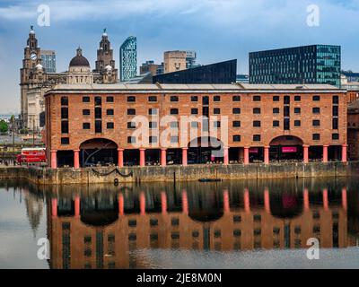 Am frühen Morgen blicken Sie von den Royal Albert Docks auf die Gebäude an der historischen Uferpromenade von Liverpool Stockfoto