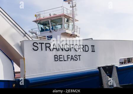 Strangford II, eine von zwei Fähren, die zwischen Strangford und Portaferry, County Down, Nordirland, verkehren. Stockfoto