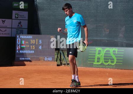 Mailand, Italien. 25.. Juni 2022. Italien, Mailand, 25 2022. juni: Fabian Morozsan während des Tennisspiels FRANCESCO PASSARO (ITA) gegen FABIAN MAROZSAN (RUS) Semifinale des ATP Challengers Milan im Aspria Harbour Club (Bild: © Fabrizio Andrea Bertani/Pacific Press via ZUMA Press Wire) Stockfoto