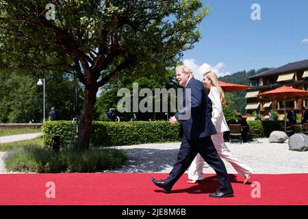 26. Juni 2022, Bayern, Elmau: Boris Johnson, Premierminister von Großbritannien, und Carrie Symonds (r), Ehefrau von Premierminister Johnson von Großbritannien, auf dem Weg zum Gipfel G7 auf Schloss Elmau. Vom 26. Bis 28. Juni 2022 richtet Deutschland den Gipfel der wirtschaftlich starken Demokratien G7 aus. Am ersten Tag des Gipfels werden die globale Wirtschaftslage, der Klimaschutz sowie die Außen- und Sicherheitspolitik mit Sanktionen gegen Russland diskutiert. Foto: Philipp von Ditfurth/dpa Stockfoto