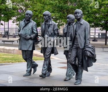 Liverpool, Vereinigtes Königreich - 2.. Juni 2022: Bronzestatue der Beatles, die an Liverpools Pier Head Waterfront steht, gestaltet von Andrew Edwards Stockfoto