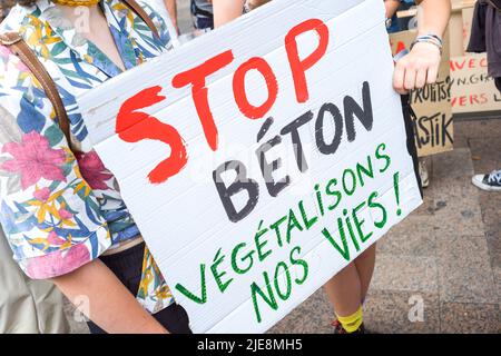 Ein Schild mit der Aufschrift, Stop Beton, Lassen Sie uns unser Leben vegetieren! Regionale Demonstration gegen die GPII (große nutzlose und aufgezwungene Projekte). Autobahn, Umgehungsstraßen, Nutztierfarmen, Staudämme, Logistikplattformen, Verrückte Forstbetriebe, Photovoltaik- und Industriewindparks, Wiedereröffnung von Minen, Erweiterung eines Hafens, Immobilienkomplex und Golfplatz, LGV, Stadtwarzen, Megatransformator mit seinen VHT-Linien, Einsatz der 5G und seiner zerstörerischen digitalen Technologie. Frankreich, Toulouse am 25. Juni 2022. Foto von Patricia Huchot-Boissier/ABACAPRESS.COM Stockfoto