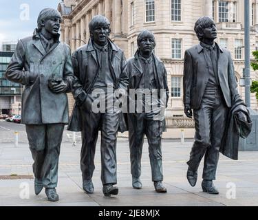 Liverpool, Vereinigtes Königreich - 2.. Juni 2022: Bronzestatue der Beatles, die an Liverpools Pier Head Waterfront steht, gestaltet von Andrew Edwards Stockfoto