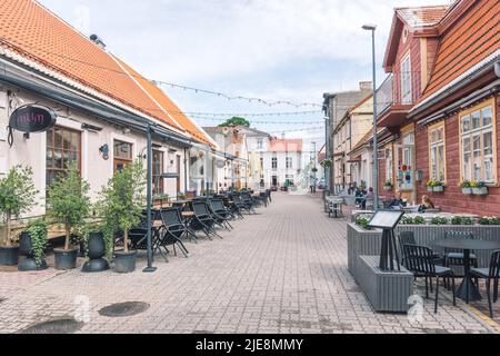 Parnu Altstadt Straße mit traditionellen Häusern und Menschen sitzen an den Tischen von Cafés und Restaurants Stockfoto