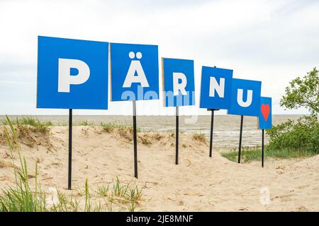 Parnu, Estland Europa, Name der Stadt am Sandstrand und Dünen mit Herz Stockfoto