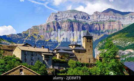 Bergdorf im Ordesa-Tal der spanischen Pyrenäen, genannt Torla. Stockfoto