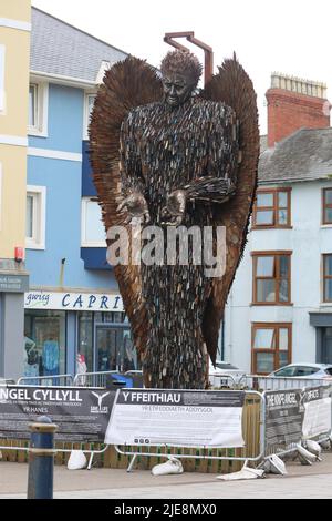 The Knife Angel in Aberystwyth Wales, Großbritannien. 26.. Juni 2022. Während einer landesweiten Tour. Die Statue steht 27 Meter hoch, hergestellt von der Künstlerin Alfie Bradley aus 100.000 Messern und Klingen, die von der britischen Polizei beschlagnahmt wurden. Der Engel ist entworfen, um die negativen Auswirkungen von gewalttätigem Verhalten zu beeindrucken. In den nächsten Tagen wird die Statue auf ihre nächste Etappe auf der Wirral, Merseyside, verlegt. Kredit: mike davies/Alamy Live Nachrichten Stockfoto