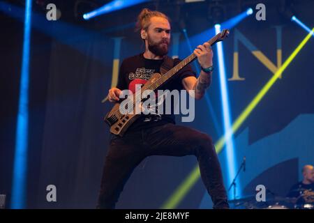 Oslo, Norwegen. 24., Juni 2022. Die ukrainische Heavy Metal Band Jinjer spielt ein Live-Konzert während des norwegischen Musikfestivals Tons of Rock 2022 in Oslo. Hier ist Bassist Eugene Abdukhanov live auf der Bühne zu sehen. (Foto: Gonzales Photo - per-Otto Oppi). Stockfoto