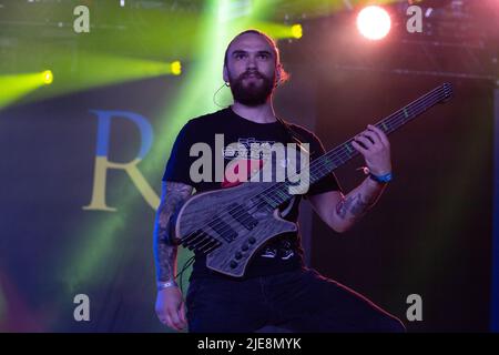 Oslo, Norwegen. 24., Juni 2022. Die ukrainische Heavy Metal Band Jinjer spielt ein Live-Konzert während des norwegischen Musikfestivals Tons of Rock 2022 in Oslo. Hier ist Bassist Eugene Abdukhanov live auf der Bühne zu sehen. (Foto: Gonzales Photo - per-Otto Oppi). Stockfoto