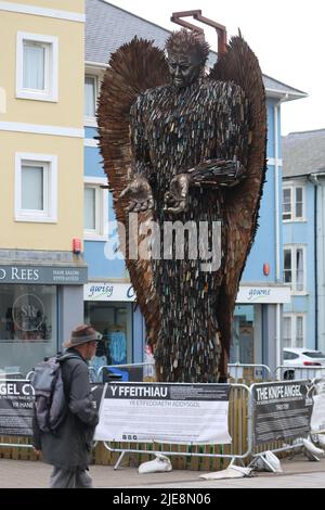 The Knife Angel in Aberystwyth Wales, Großbritannien. 26.. Juni 2022. Während einer landesweiten Tour. Die Statue steht 27 Meter hoch, hergestellt von der Künstlerin Alfie Bradley aus 100.000 Messern und Klingen, die von der britischen Polizei beschlagnahmt wurden. Der Engel ist entworfen, um die negativen Auswirkungen von gewalttätigem Verhalten zu beeindrucken. In den nächsten Tagen wird die Statue auf ihre nächste Etappe auf der Wirral, Merseyside, verlegt. Kredit: mike davies/Alamy Live Nachrichten Stockfoto