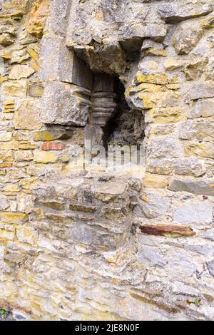 Alte geschnitzte Torbogen in einer Wand freigelegt, nachdem es vor vielen Jahrhunderten blockiert wurde. Stockfoto