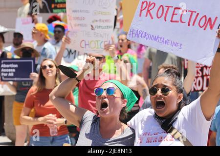 (220626) -- LOS ANGELES, 26. Juni 2022 (Xinhua) -- Demonstranten versammeln sich am 25. Juni vor dem Rathaus von Los Angeles, in der Innenstadt von Los Angeles, Kalifornien, den Vereinigten Staaten, 2022. Als der Oberste Gerichtshof der Vereinigten Staaten Roe v. Wade, eine bahnbrechende Entscheidung von 1973, die ein verfassungsmäßiges Recht auf Abtreibung begründete, kippte, überflutete eine Welle von Protesten und Empörung das Land. (Xinhua) Stockfoto