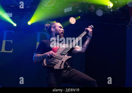 Oslo, Norwegen. 24., Juni 2022. Die ukrainische Heavy Metal Band Jinjer spielt ein Live-Konzert während des norwegischen Musikfestivals Tons of Rock 2022 in Oslo. Hier ist Bassist Eugene Abdukhanov live auf der Bühne zu sehen. (Foto: Gonzales Photo - per-Otto Oppi). Stockfoto