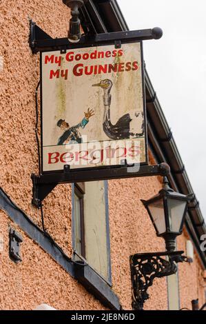 Sehr altes Guinness-Schild vor einem irischen Pub mit dem Slogan „My Goodness, My Guinness“ Stockfoto