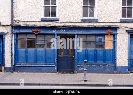 Irisches Pub, das aus dem Geschäft gegangen ist und geschlossen wird. Stockfoto