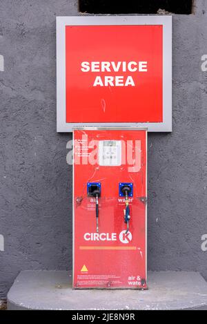 Luft und Wasser im Servicebereich einer Tankstelle. Stockfoto