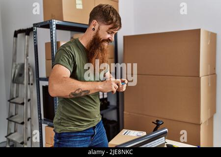 Junge Rotschopf Mann Geschäftsmann machen Foto zu verpacken im Büro Stockfoto