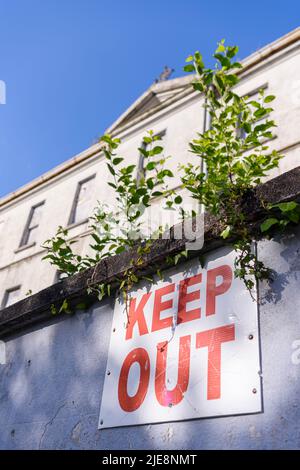 Schild „Keep Out“ auf dem Horten um ein geschlossenes Kloster, Republik Irland Stockfoto