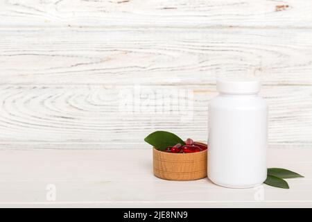 Verschiedene Medikamente und Nahrungsergänzungsmittel Pillen mit Medizin Flasche Gesundheitsversorgung und medizinische Draufsicht. Vitamintabletten. Flasche mit farbigen Pillen auf dem Tisch Stockfoto