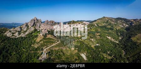 Panoramablick auf das ländliche Dorf Pietrapertosa im Apennin Dolomiti Lucane, Provinz Potenza Basilicata, Italien Stockfoto