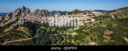 Panoramablick auf das ländliche Dorf Pietrapertosa im Apennin Dolomiti Lucane, Provinz Potenza Basilicata, Italien Stockfoto