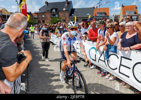 Belgischer Remco Evenepoel von Quick-Step Alpha Vinyl, abgebildet beim Start des Elite-Rennens der Herren bei den belgischen Radmeisterschaften, einem Rennen 209km in Middelkerke, Sonntag, 26. Juni 2022. BELGA FOTO KURT DESPLENTER Stockfoto