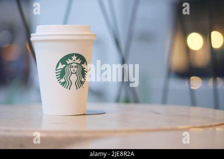 Singapur, 12. juni 2022. Starbucks Kaffee mit heißen Getränken auf dem Tisch Stockfoto