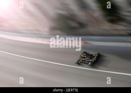 Die Eröffnung der Formel-1-Strecke in Monaco für den historischen Grand Prix im Jahr 2022 - ein Lotus-Klassiker, der in die Sonne fährt. Stockfoto