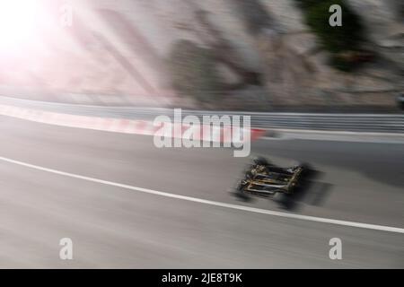 Die Eröffnung der Formel-1-Strecke in Monaco für den historischen Grand Prix im Jahr 2022 - ein Lotus-Klassiker, der in die Sonne fährt. Stockfoto