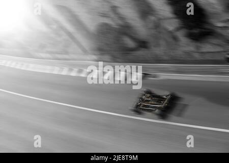 Die Eröffnung der Formel-1-Strecke in Monaco für den historischen Grand Prix im Jahr 2022 - ein Lotus-Klassiker, der in die Sonne fährt. Stockfoto