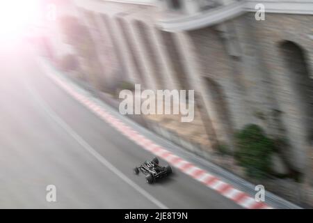 Die Eröffnung der Formel-1-Strecke in Monaco für den historischen Grand Prix im Jahr 2022 - ein Lotus-Klassiker, der in die Sonne fährt. Stockfoto