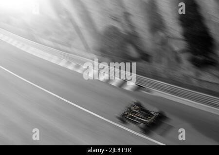 Die Eröffnung der Formel-1-Strecke in Monaco für den historischen Grand Prix im Jahr 2022 - ein Lotus-Klassiker, der in die Sonne fährt. Stockfoto