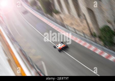 Auf der Formel-1-Strecke in Monaco für den historischen Grand Prix 2022 Gas gegeben – ein McLaren Formel-1-Rennwagen fährt in die Sonne Stockfoto