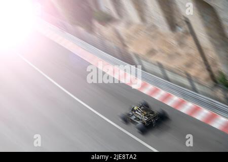 Die Eröffnung der Formel-1-Strecke in Monaco für den historischen Grand Prix im Jahr 2022 - ein Lotus-Klassiker, der in die Sonne fährt. Stockfoto