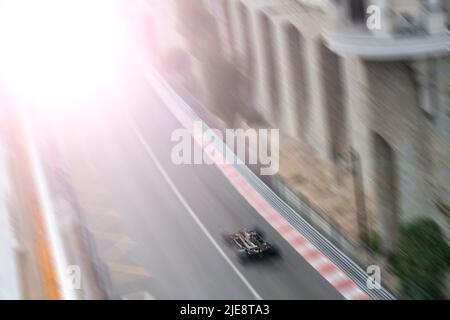 Die Eröffnung der Formel-1-Strecke in Monaco für den historischen Grand Prix im Jahr 2022 - ein Lotus-Klassiker, der in die Sonne fährt. Stockfoto